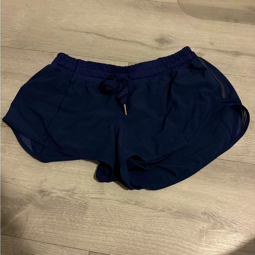 LULULEMON hotty hot shorts size 6, 2.5 inseam